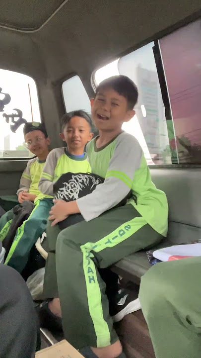 Mars Alfattah, perjalanan Outing Class sambil bernyanyi.