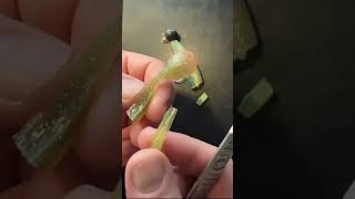 Cutting a soft plastic lure with a razor-sharp very hot scalpel! #nudos #pesca #fishing #knots