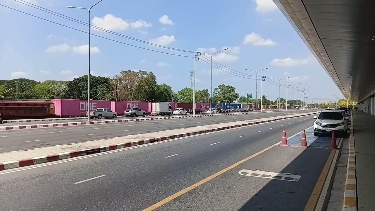 รถสินค้า 726 เข้าเทียบชานชลา 4 ที่บางซื่อ