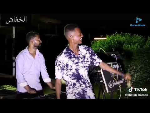 خفاش يتسبب في ازعاج فنان سوداني اثناء احياء حفل