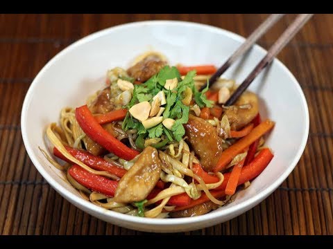 וִידֵאוֹ: איך לבשל עוף בסגנון אסייתי עם בוטנים