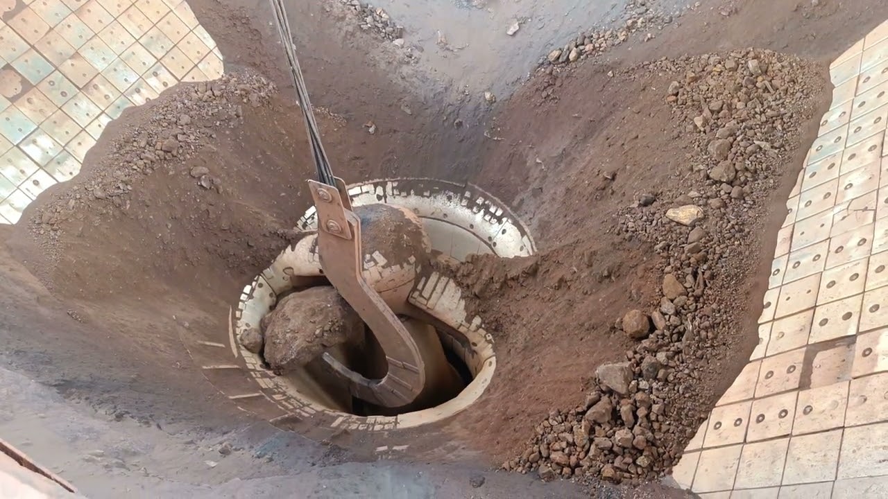 Boulder jam in 1600 tph kobelco gyratory cone crusher, Boulder removed by hook from gyratory crusher