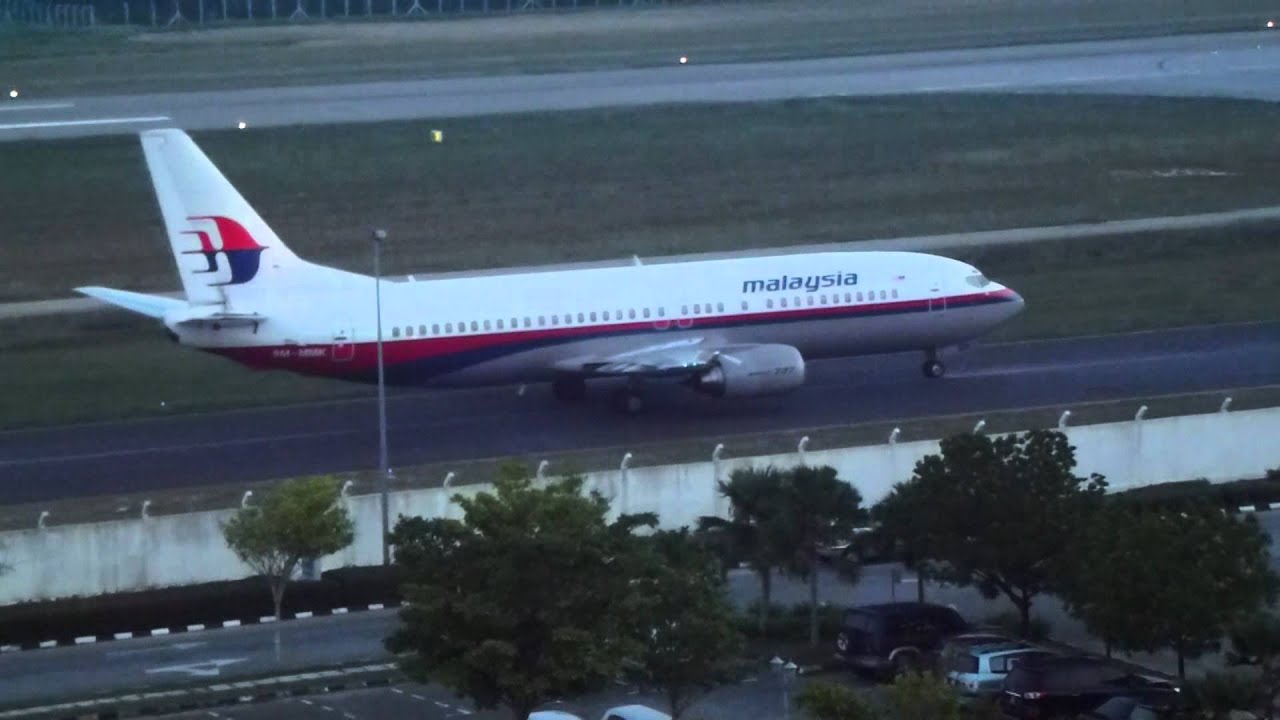 Malaysia Airlines B737-400 taxii at Sultan Ismail Petra Airport (KBR)