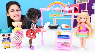 Barbie ve Chelsea videoları. Chelsea okul kantininden tost alıyor. Barbie oyunları