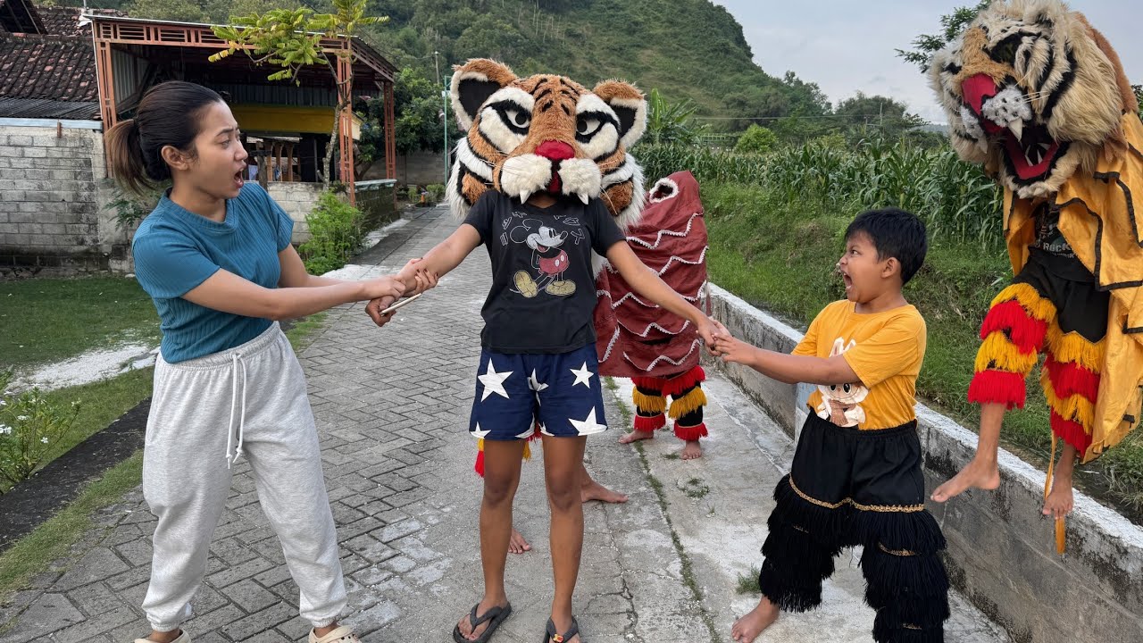 film pendek | SAVA MAU DICAPLOK BARONGAN MACAN COKLAT GARA - GARA MAIN HP TERUS