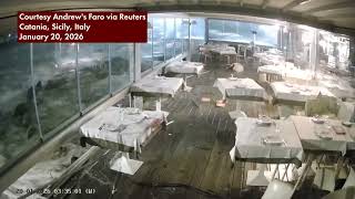 Download Lagu Storm surge, sumalpok sa isang restaurant sa Sicily, Italy MP3