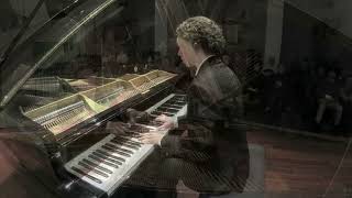Ave María de Sigvaldi Kaldalóns (Arr. Víkingur Ólafsson),  Wiktor Gasior piano