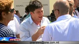 Lawrence Gonzi Jiddefendi Lill-Kuġinuħ,Stephen Spiteri