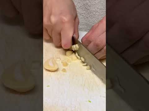 ニンニクを切るお手元動画ASMR包丁の音