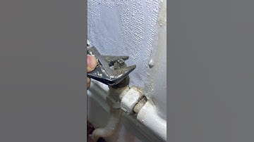 Old Radiator Valve Leaking Fix in 5 Minutes #quickfix #shorts #plumbing #diy #tools #tips