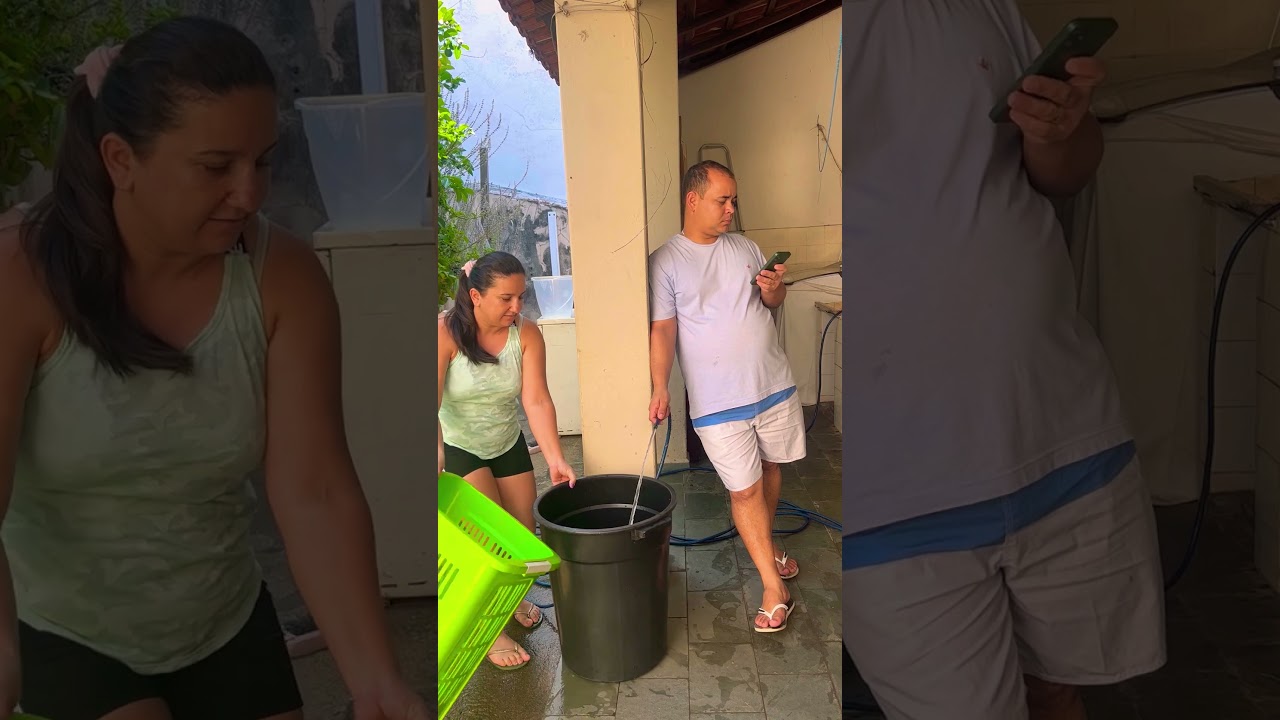 Enchendo um balde furado. 