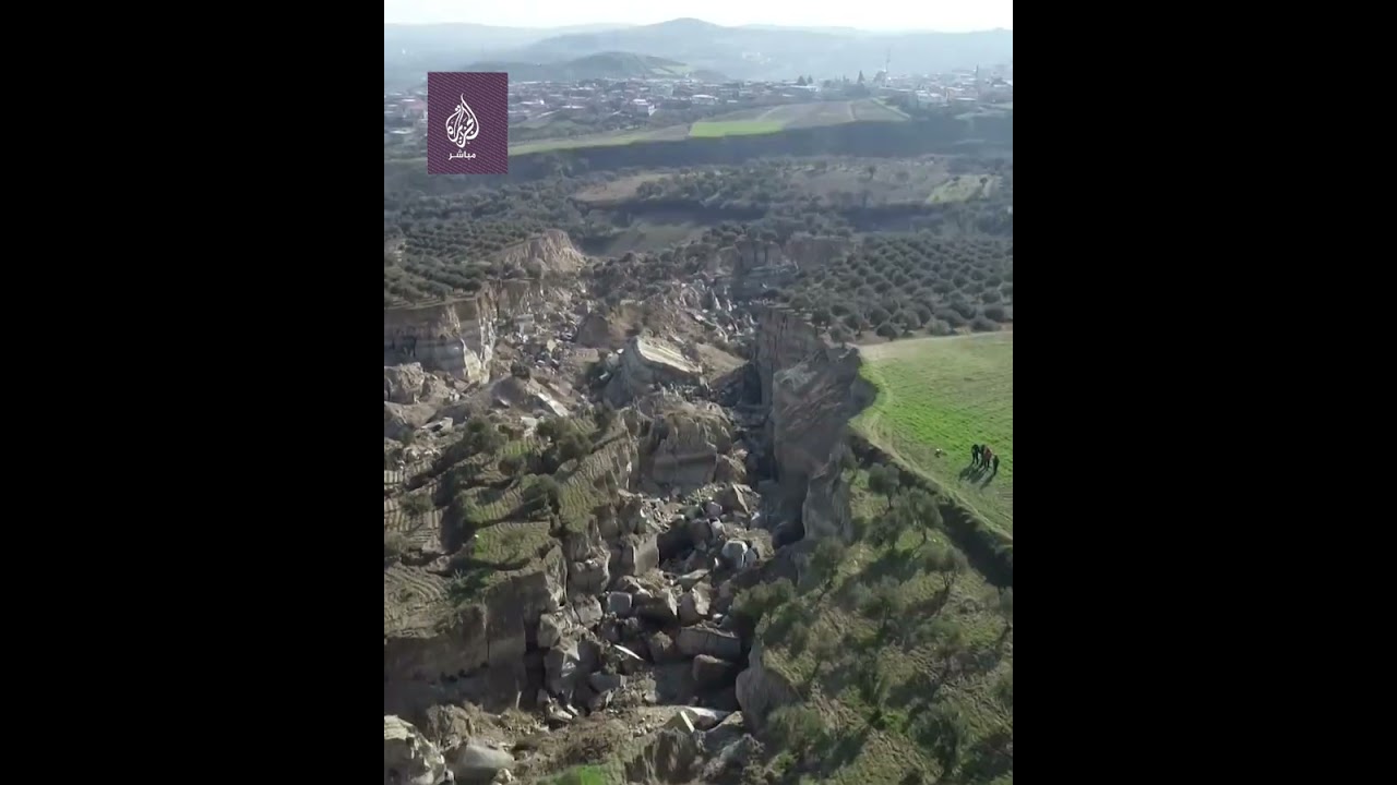 مشهد مرعب لشقوق ضخمة سببها زلزال تركيا المدمر في مدينة هاطاي