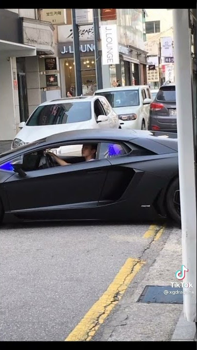 G-Dragon driving his car