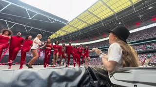 Taylor giving the 22 hat is so sweet #taylorswift