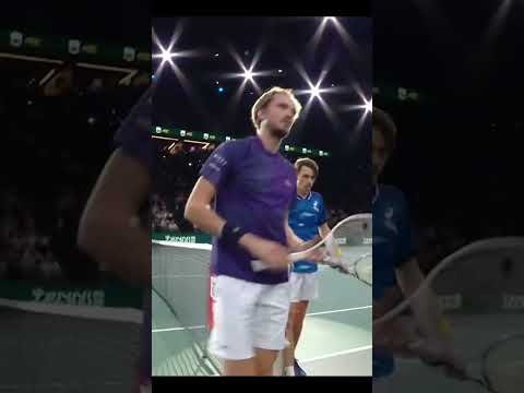 Double faute, défaite et raquette cassée : Medvedev quitte Bercy sous les huées #shorts #tennis