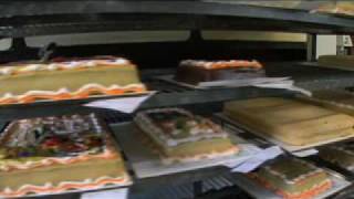 Gearing up for Thanksgiving on Maui at the Komoda Bakery in Makawao 2007