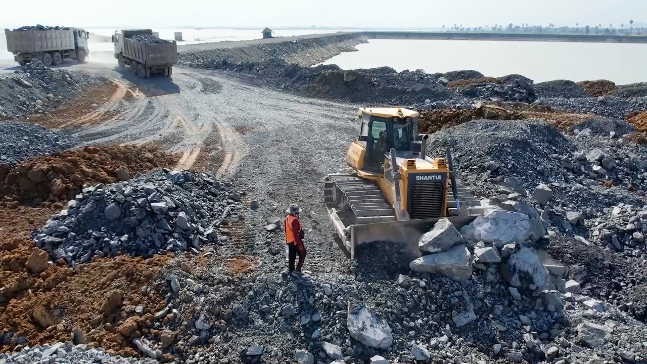 Nice Working of SHANTUI Bulldozer DH7C2 Clearing Stone and Dump Truck Pouring Stone in Processing