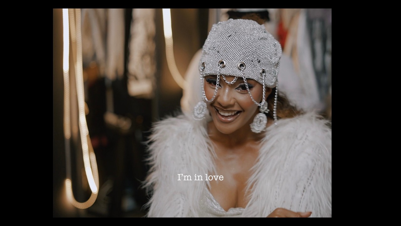Mimi Mars - 17 (Official Video) auf YouTube ansehen Mimi Mars - 17 (Official Video) auf YouTube ansehen