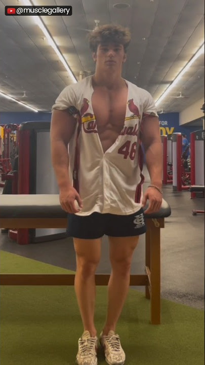 Handsome fit guy muscle flexing 💥🔥 William Richardson #shorts