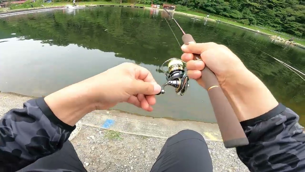 Наслаждайтесь местной форелью на озере Хиратани в середине лета.