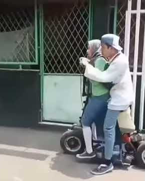 VIDEO LUCU NAIK VESPA..