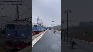 Tågab Rc3 1066 passerar långsamt förbi Flemingsberg från Göteborg