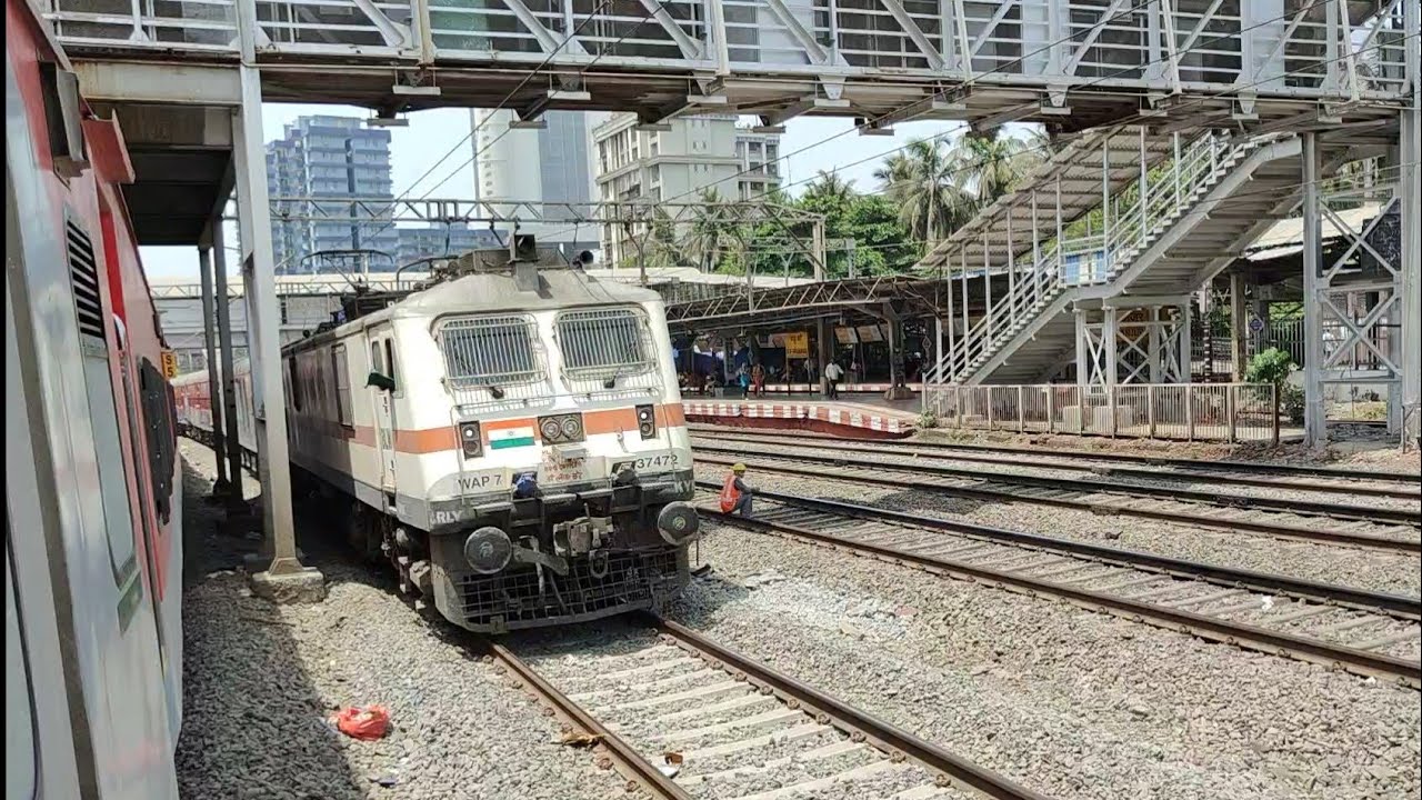 11055-mumbai-ltt-gorakhpur-godan-express-with-kyn-wap7-crossing