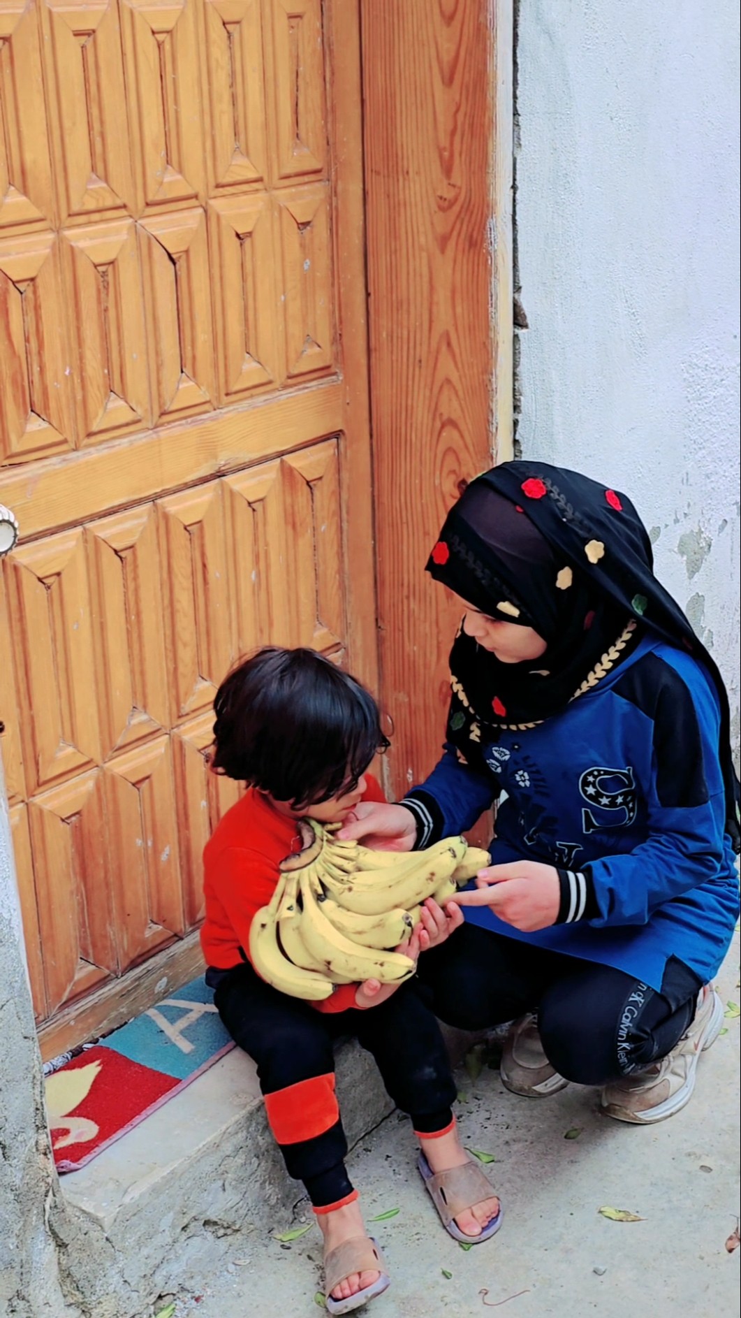 #حزين فتاة تفرح فقير ماشاءلله