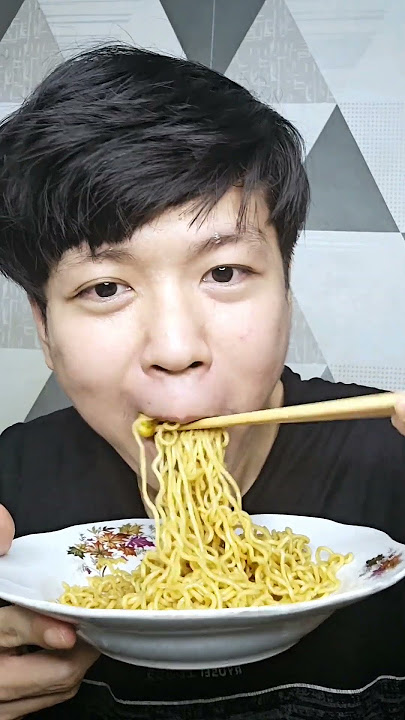 Perbedaan emak Indonesia dan luar negeri saat ngasih indomie #shorts
