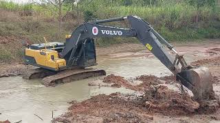 จัดจ้านจริงๆ ลงทำงานในน้ำคลอง VOLVO EC210D ได้ปลาหลด excavator