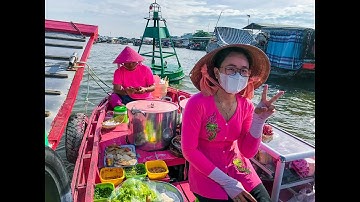 Ghe bún riêu màu hồng hút khách ở chợ nổi Cái Răng