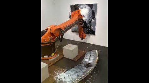 Robot Paints Portrait of Renowned Dutch Painter - 1140174