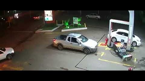 Motorista derruba bomba de combustível que pega fogo, funcionário utiliza extintor bpara apagar