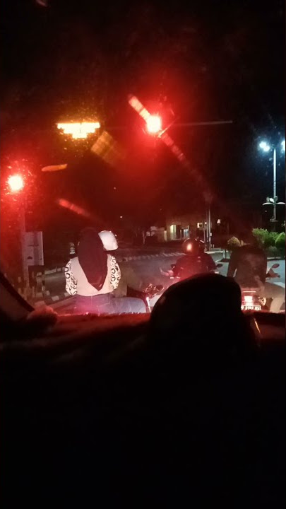 STORY WA VIRAL NAIK MOBIL DI LAMPU MERAH