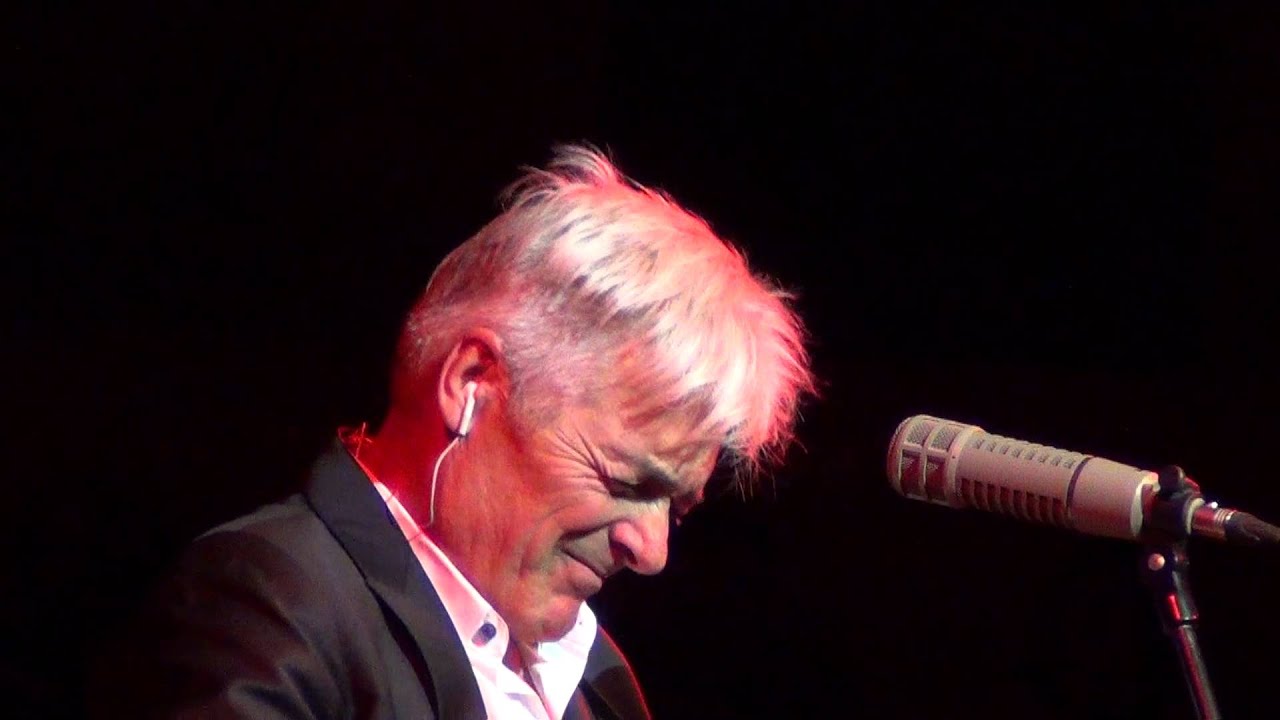 Daniel Lavoie - Tu vas me détruire - Moscow 19 10 2013 00549