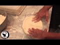 HOW TO STRETCH A PIZZA NEAPOLITAN STYLE