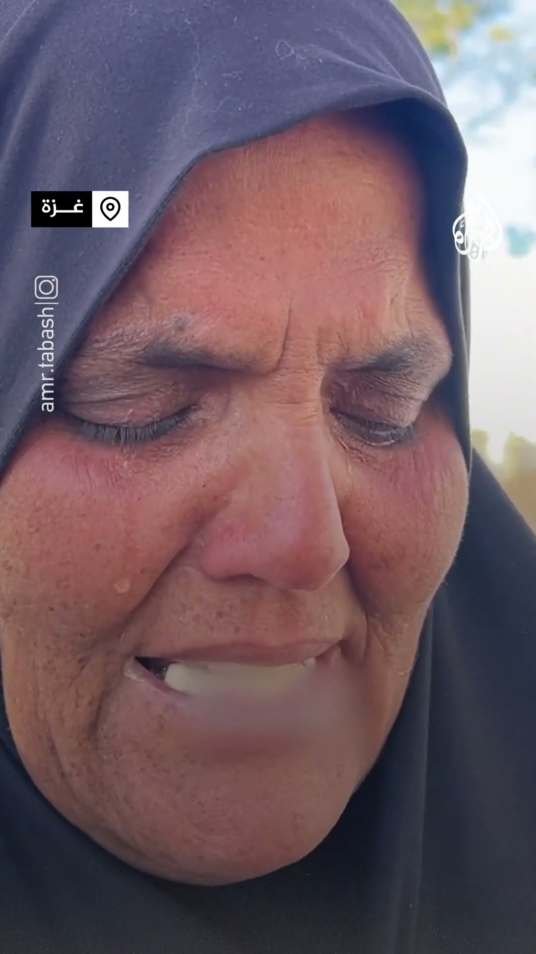 أم مكلومة تبحث عن نجلها بين جثامين الشهداء في غزة