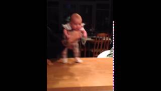 Девочка возрастом 7 недель танцует