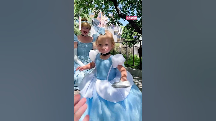 Little girl loses her shoe while meeting Cinderella
