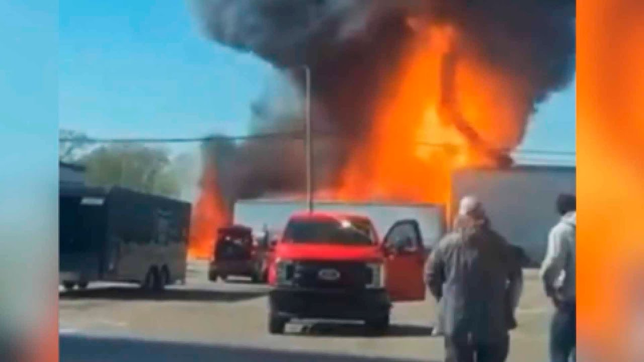 Мощный пожар вспыхнул на автозаправке в американском городе Боулинг-Грин вблизи школы