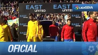 Jugadores del Levante UD y del FC Barcelona entrando al terreno de juego