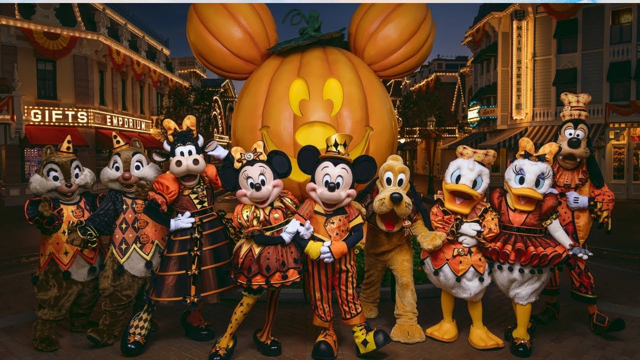 Mickey & Friends Halloween Time Outfits 4K