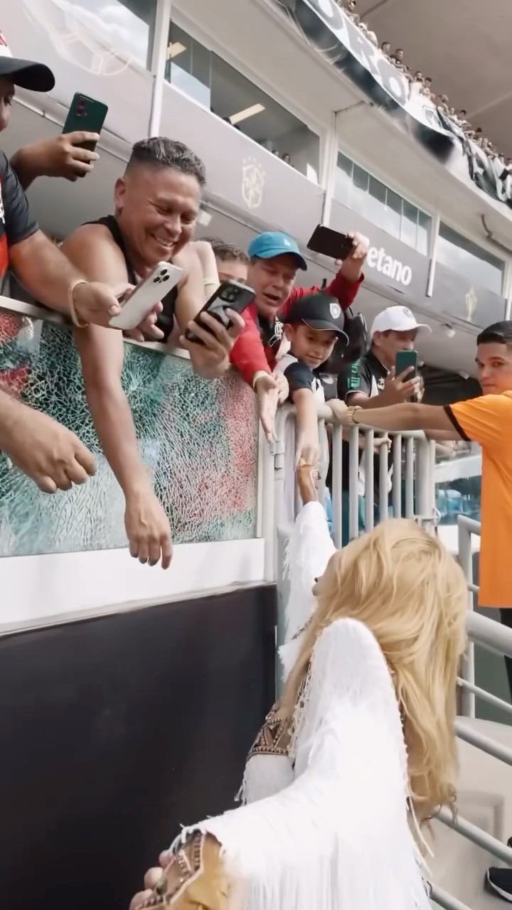 Joelma sendo ovacionada pelas torcidas do Flamengo e Botafogo no Super Copa