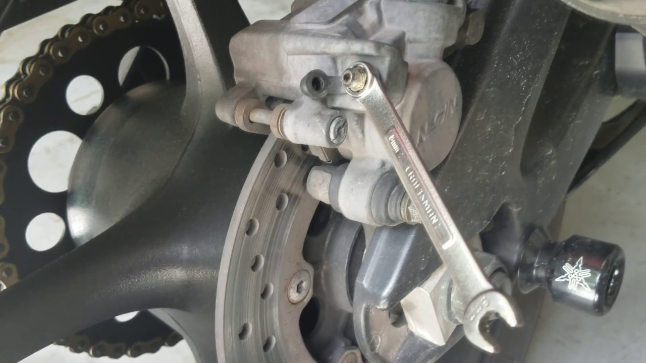 How to bleed your brakes! (2005 Yamaha R6) YouTube