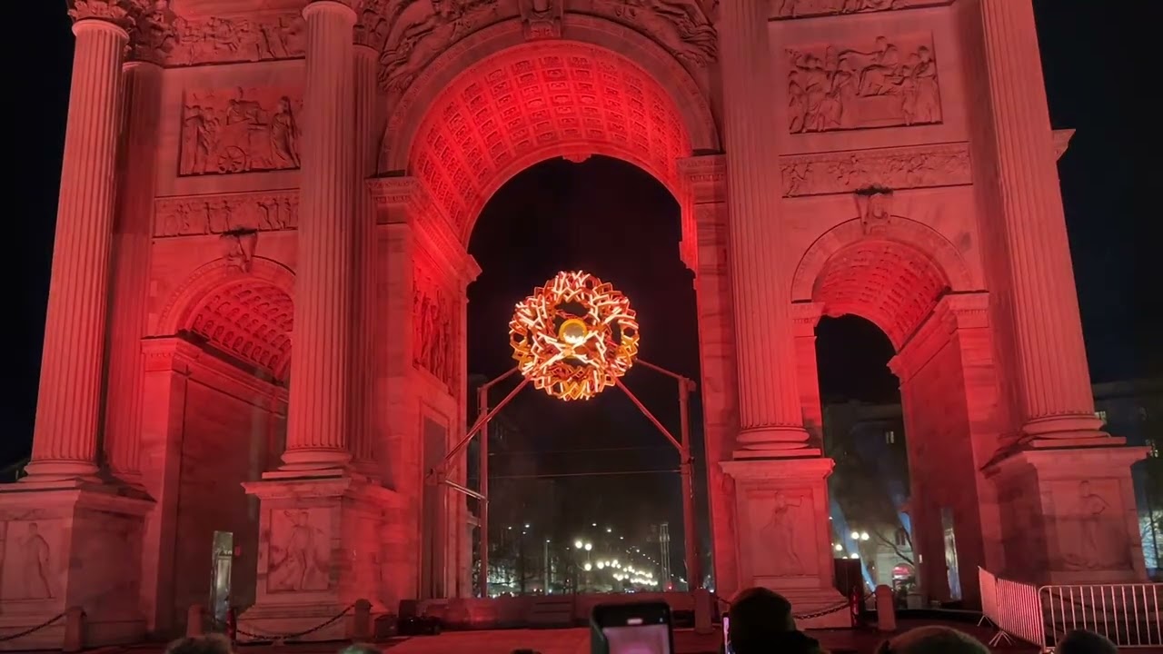 Olimpiadi Milano Cortina 2026 spettacolo di luci, suoni del braciere￼ all’arco della pace a Milano