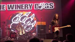RITCHIE KOTZEN frustrated onstage / The Winery Dogs 2023
