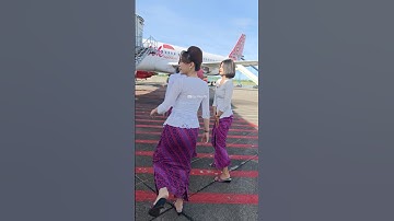 Pramugari2 Cantik Batik Air Persiapan Foto Bersama di Samping Pesawat