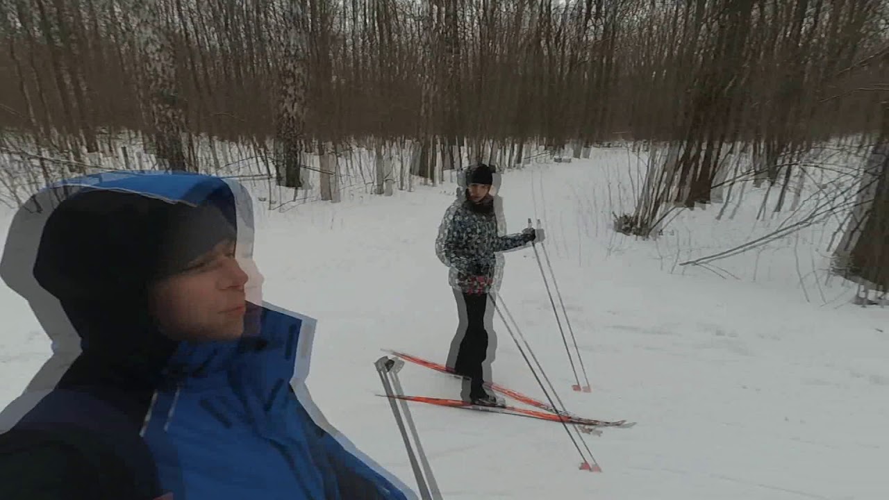 Прогулки в лесу на лыжах! Под горку с санками! - YouTube