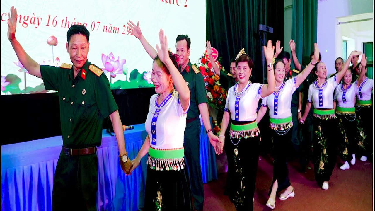 Múa Lăm Tơi - YouTube