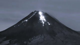 Download Lagu BARU !! GUNUNG MERAPI LUNCURKAN LAVA PIJAR KE KALI KRASAK JARAK LUNCUR 1,2 M MP3